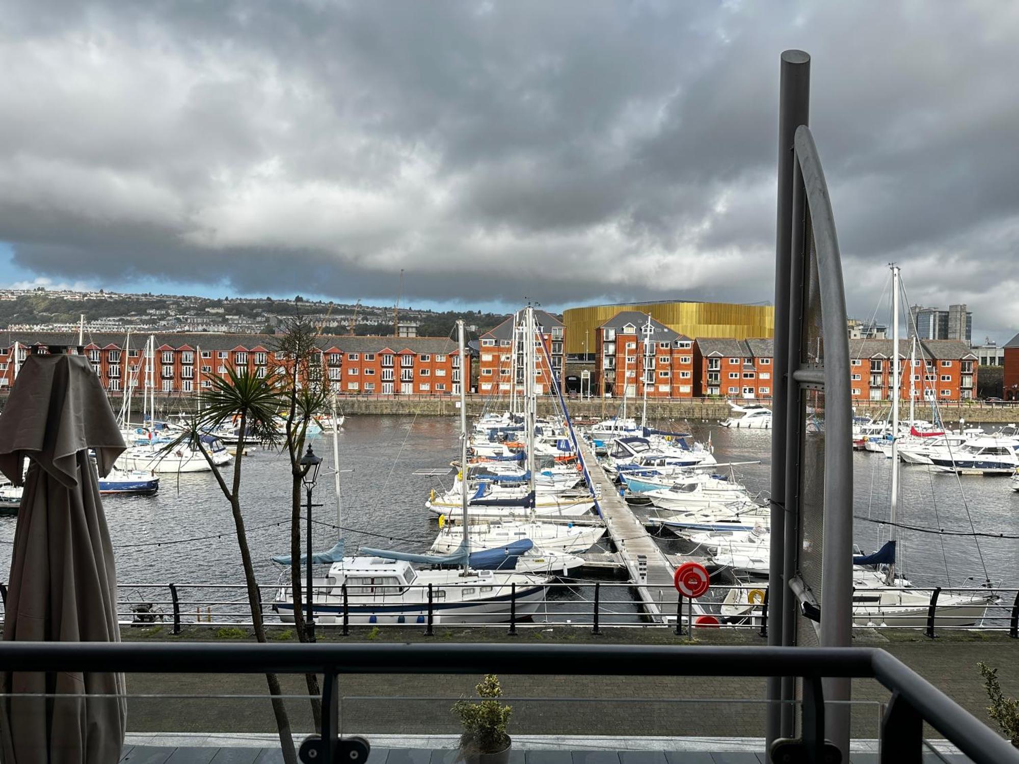 Water Front Apt Walk To The Beach & City Centre スウォンジー エクステリア 写真